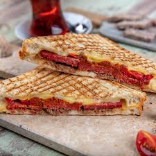 sucuklu kaşarlı tost